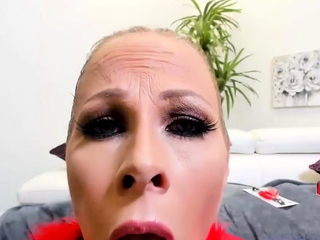 CamSoda – Busty milf Gianna Michaels toys in close up
